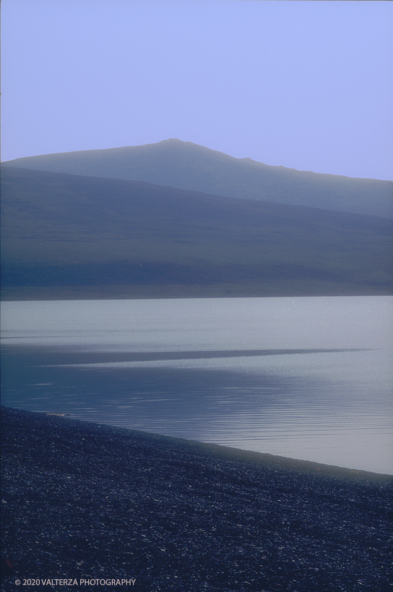 129 SIBERIA.jpg - Luglio/Agosto 1992. Siberia, terra dei Chukchi. Nell'oceano artico  125 Km a nord-est della penisola dei Chukchi (Siberia) c'Ã¨ l'isola di Wrangel, essa ospita piÃ¹ del doppio di specie vegetali (417) di qualsiasi territorio artico a paritÃ  di superficie nonchÃ¨ 30 specie diverse di uccelli oltre ad orsi polari, foche e trichechi ; per questo motivo   Ã¨ stata proclamata patrimonio dell'umanitÃ  dall'UNESCO. Nella foto la baia di Uelen, tappa sulla via del ritorno a Providenja.